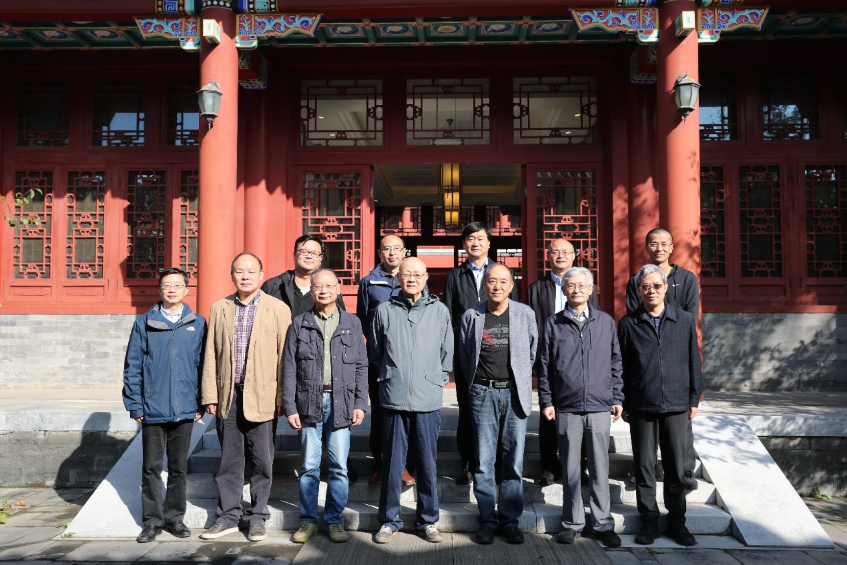 一群人站在建筑前
已生成极高可信度的说明
