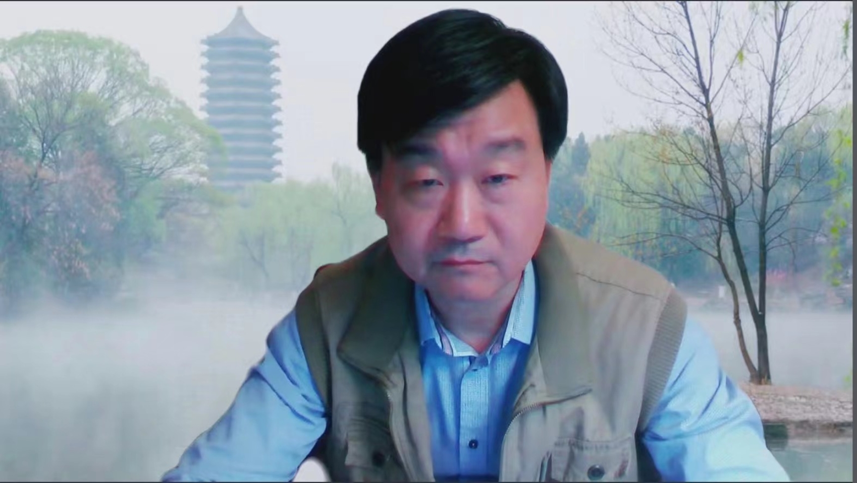 男人穿着衬衫
描述已自动生成
